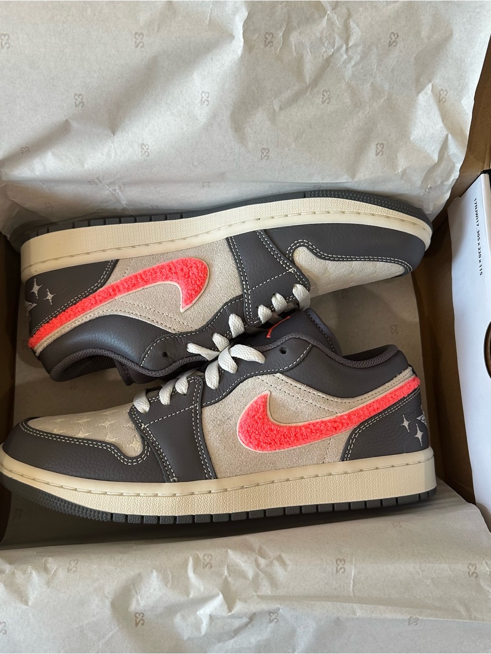 Jordan 1 Low
Light Graphite Hot Punch (Women's)